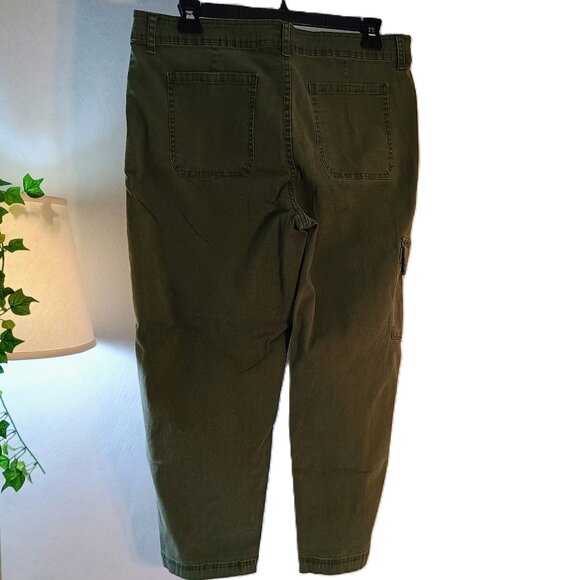 VGUC: Time and Tru Sze 18 Olive Green Cropped Ankle Cargo Pants - Picture 2 of 4